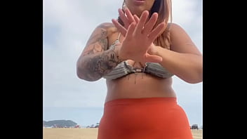 Tô na praia e já estou inchada e molhadinha pronta pra leva rola