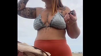 Tô na praia e já estou inchada e molhadinha pronta pra leva rola