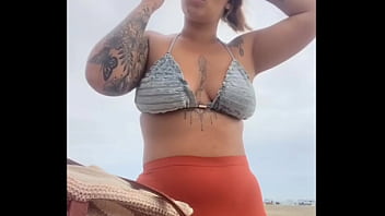 Tô na praia e já estou inchada e molhadinha pronta pra leva rola