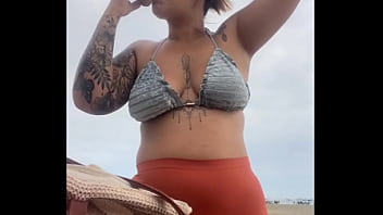 Tô na praia e já estou inchada e molhadinha pronta pra leva rola