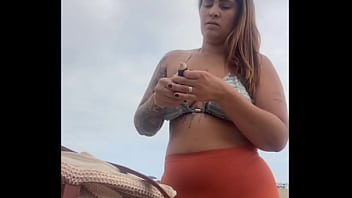 Tô na praia e já estou inchada e molhadinha pronta pra leva rola