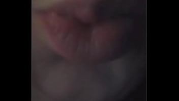 Красивая сосалка мастурбирует