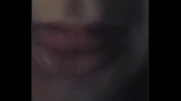 Красивая сосалка мастурбирует