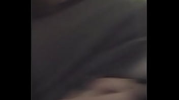 Красивая сосалка мастурбирует