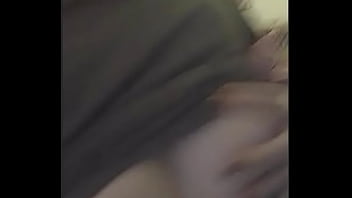 Красивая сосалка мастурбирует