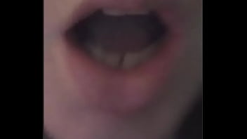 Красивая сосалка мастурбирует