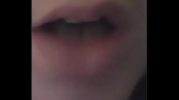 Красивая сосалка мастурбирует