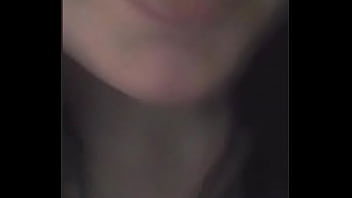 Красивая сосалка мастурбирует