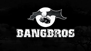 Curvy latina twerks her ass