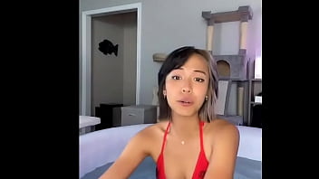 Mujer con un bonito bikini rojo