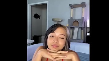 Mujer con un bonito bikini rojo