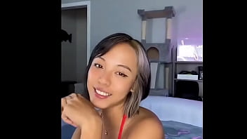 Mujer con un bonito bikini rojo