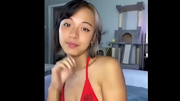 Mujer con un bonito bikini rojo