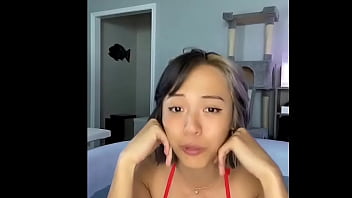 Mujer con un bonito bikini rojo