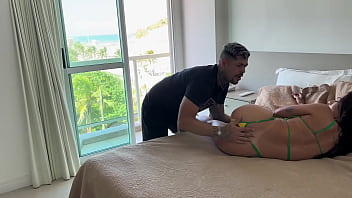 Acordei a turista com um oral gostoso e uma pica bem dura pra meter gostoso nela