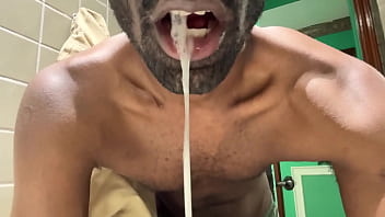 Vocês engolem ou cospem #cum #porra