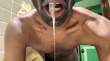 Vocês engolem ou cospem #cum #porra