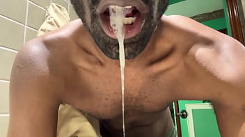 Vocês engolem ou cospem #cum #porra