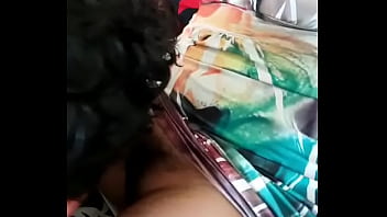 Le abro las piernas a nuestra novia para comerme su lechita