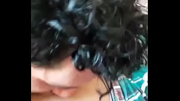 Le abro las piernas a nuestra novia para comerme su lechita