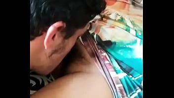 Le abro las piernas a nuestra novia para comerme su lechita