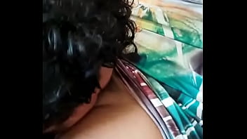 Le abro las piernas a nuestra novia para comerme su lechita