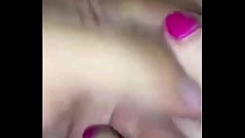 Hasta le escurre teen masturbate