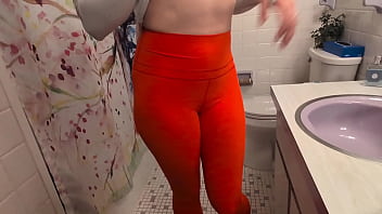 Girl pees herself and wants to be peed on