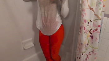 Girl pees herself and wants to be peed on