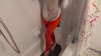 Girl pees herself and wants to be peed on