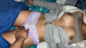 ¡duele conchita chica de casa con tetas pequeñas me la follo hasta venirme en su vientre