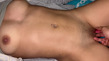 ¡duele conchita chica de casa con tetas pequeñas me la follo hasta venirme en su vientre