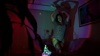 Belleza magnética hecha arte al frente de la cámara