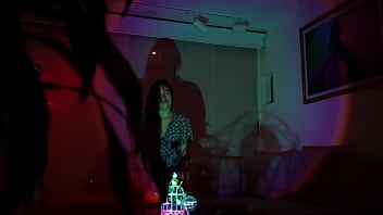 Belleza magnética hecha arte al frente de la cámara