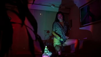 Belleza magnética hecha arte al frente de la cámara