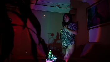 Belleza magnética hecha arte al frente de la cámara