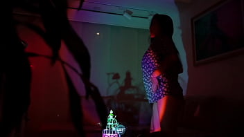 Belleza magnética hecha arte al frente de la cámara