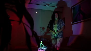 Belleza magnética hecha arte al frente de la cámara