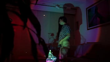 Belleza magnética hecha arte al frente de la cámara