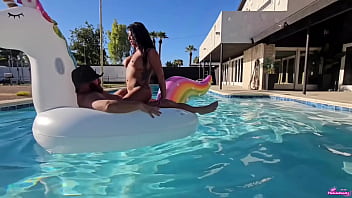 Pool Float Fuck & Underwater Stretch – Pinkinfanity & Thor Johnson thumbnail