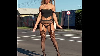 Jacqueline oficial linda nas ruas