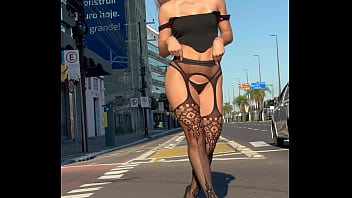 Jacqueline oficial linda nas ruas