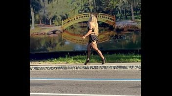 Jacqueline oficial linda nas ruas