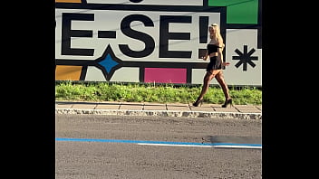 Jacqueline oficial linda nas ruas