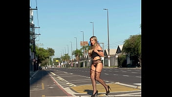 Jacqueline oficial linda nas ruas