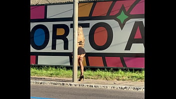 Jacqueline oficial linda nas ruas