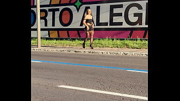 Jacqueline oficial linda nas ruas