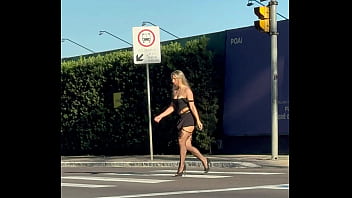 Jacqueline oficial linda nas ruas