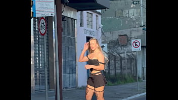 Jacqueline oficial linda nas ruas