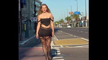 Jacqueline oficial linda nas ruas